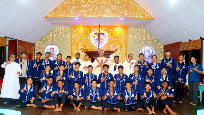 Foto Bersama Bapa Uskup, Staff Seminari dan Seminaris St. Laurensius Ketapang