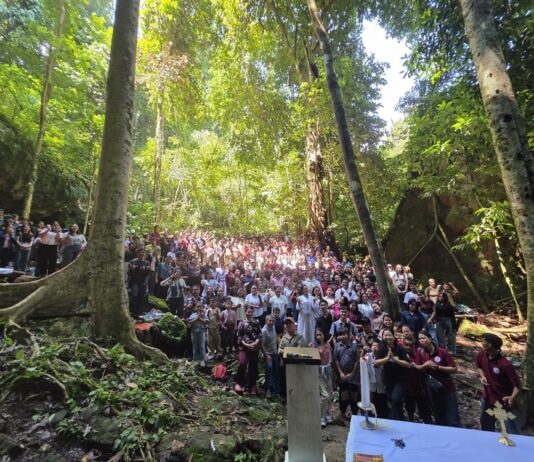 OMK Dekenat Tengah Misa Penutupan Bulan Maria di Gua Maria “ Mater Sanctae Spei” Stasi Maria Ratu Pencinta Damai – Kalam, Paroki Santo Petrus dan Paulus Sungai Daka, Keuskupan Ketapang